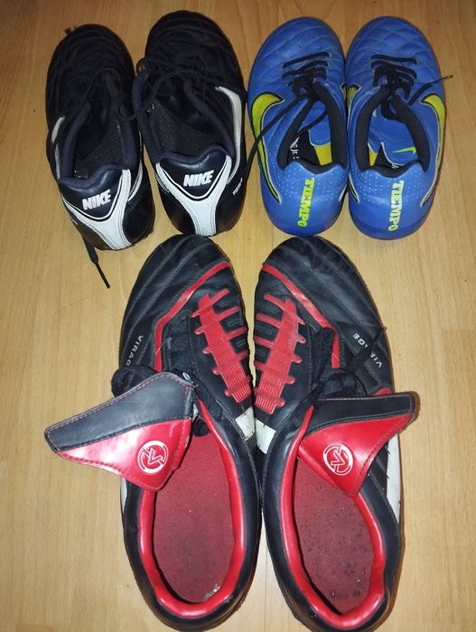 Adidași piele cu crampoane Nike și Victory