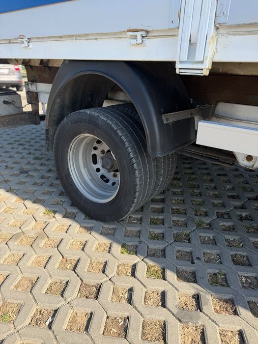 Mercedes sprinter de 5tone.se conduce cu C