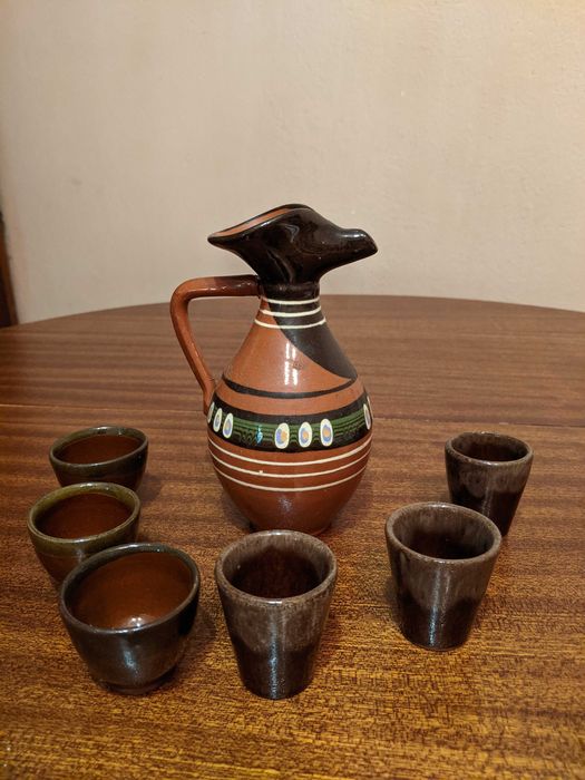 Стари керамични чаши и кана