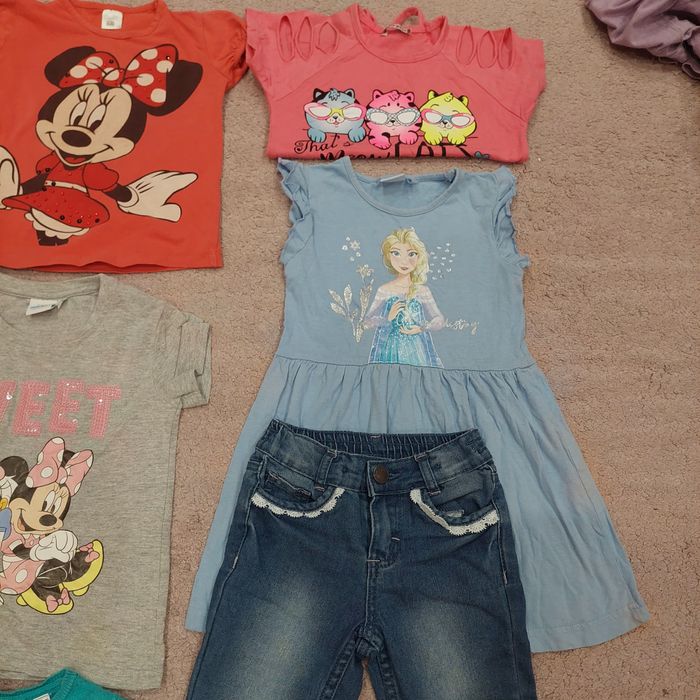 Дрехи за близначки, различни размери