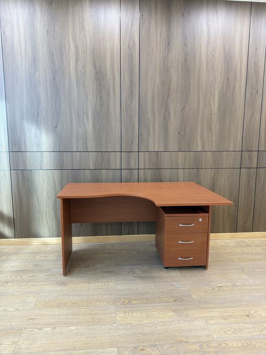 Офисные столы/ офисная мебель