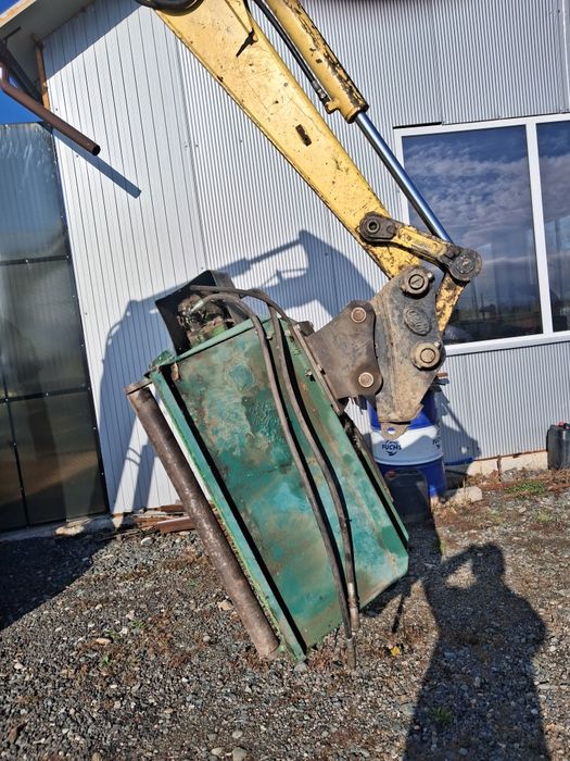 Tocator resturi vegetale miniexcavator