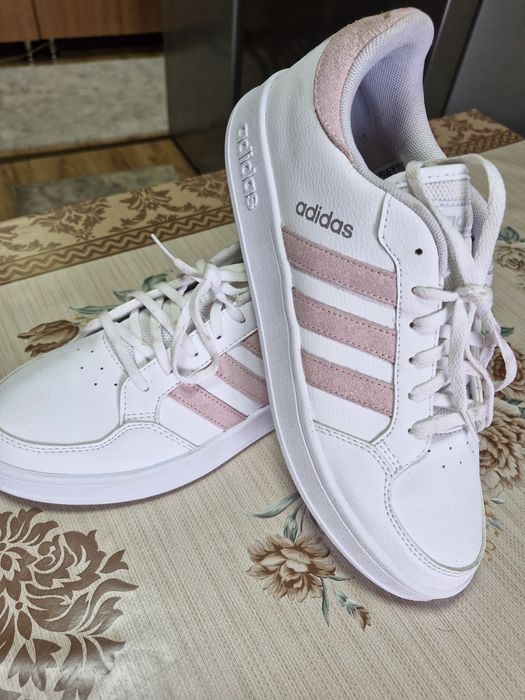 Adidasi adidas si nike