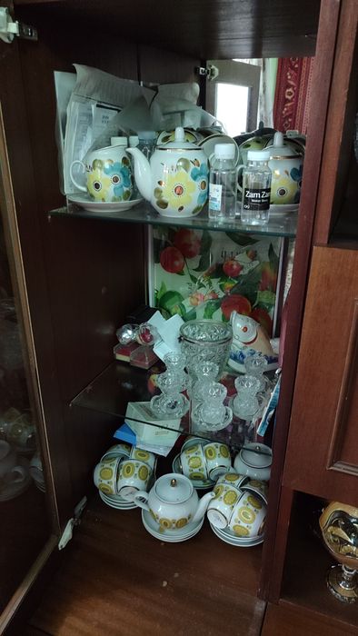 Кухонные посуды хрустали и чайники