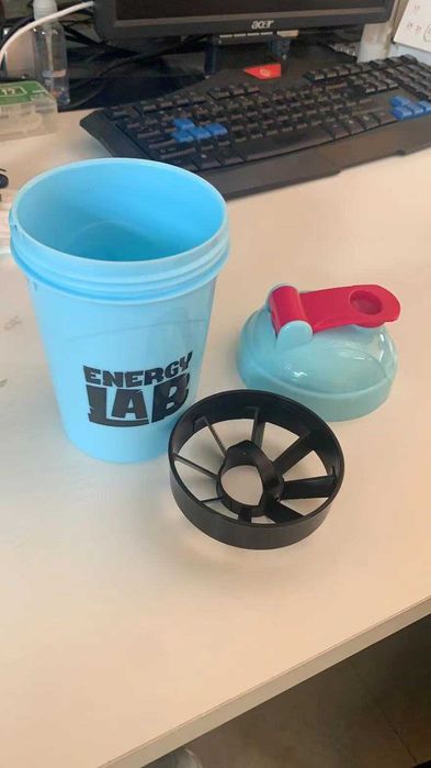 Shaker Cup EN GROS, din plastic fara BPA, 500ml pentru prepararea bauturilor proteice si a suplimentelor, turcoaz/mov