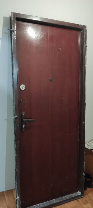 Дверь железная..