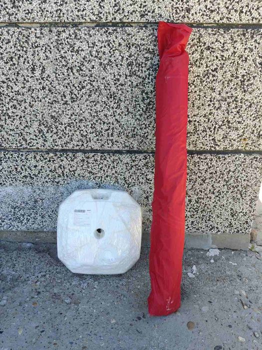 Ветроустойчив градински чадър в червено в комплект с поставка