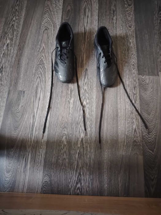 Продавам стоножки на Adidas оригинални нямат забележки 40 номер