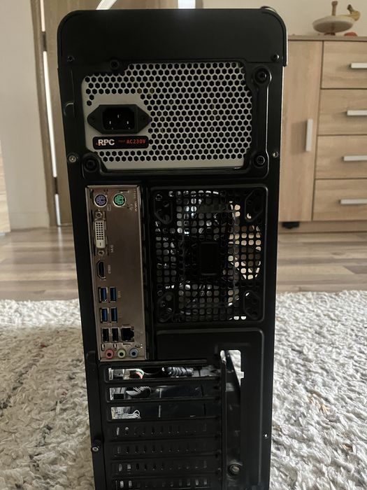 Calculator PC AMD Ryzen 3 2200G | 8GB RAM | 1TB HDD | Windows 10 Pro