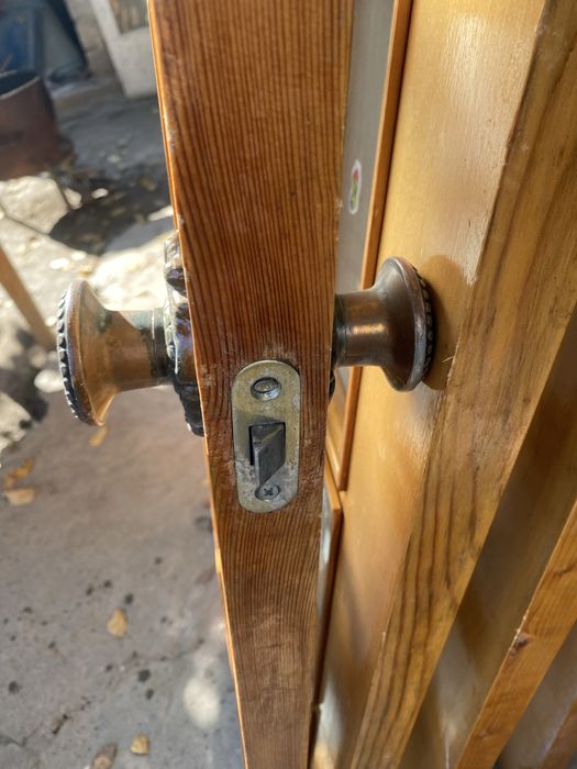 Срочно продам двери чисто из дерево в отличном состояние