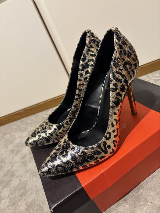 Нови дамски обувки на ток Guess