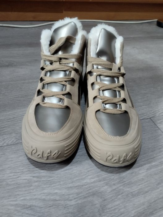 Женские кроссовки