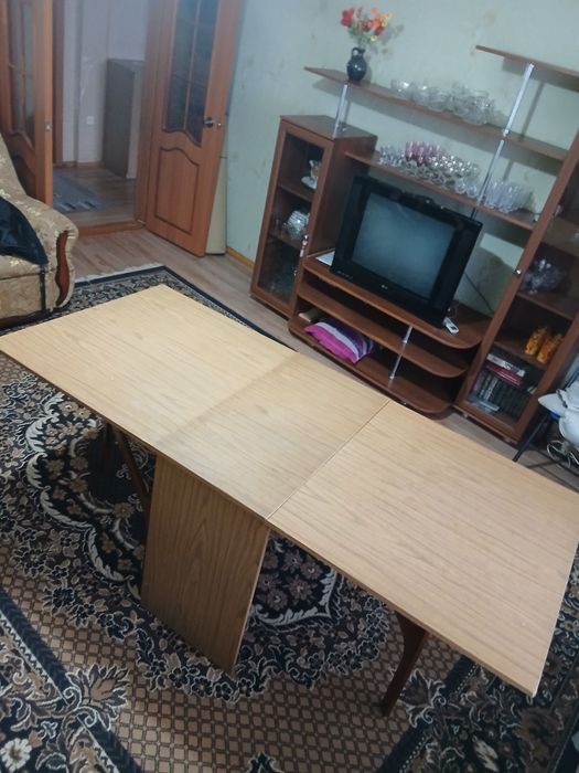 Продам стол- тумба.