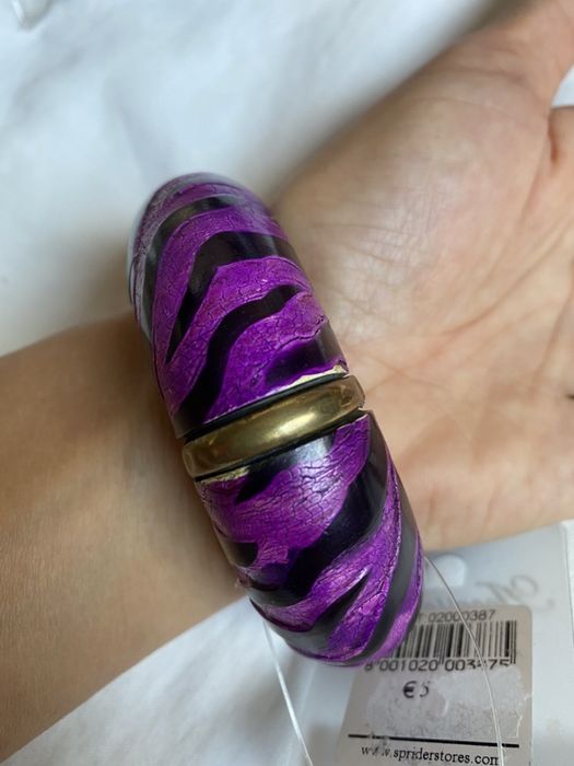 Красива лилаво цикламена индийска гривна