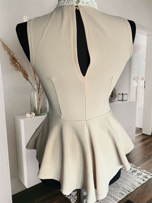 Top / bluză peplum crem de ocazie pe gat cu dantela