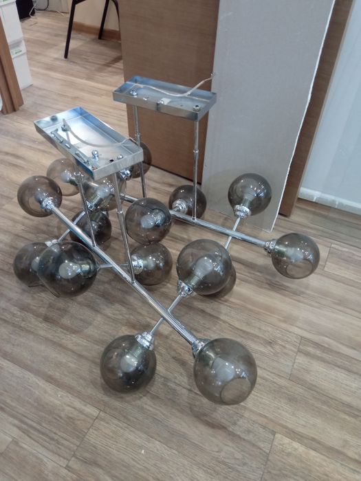 Продам люстры 8 рожковые
