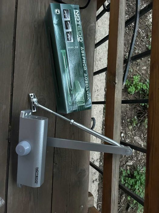 Дверной доводчик в коробке