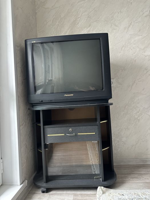Телевизор Panasonic с тумбочкой