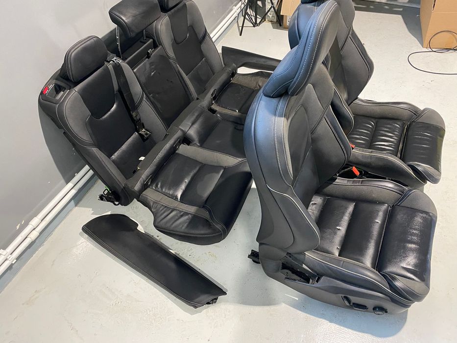 Interior cu incalzire scaune fata VOLVO XC60 R-DESIGN 2023