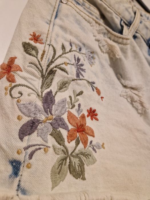 Blugi scurti cu broderie florala