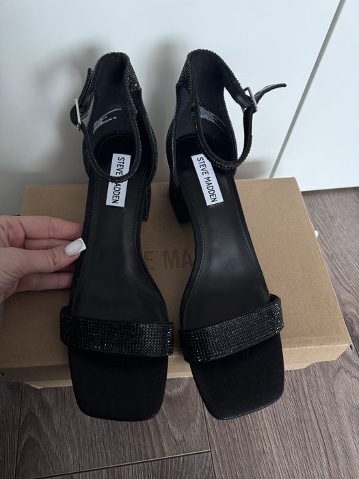 Токчета обувки на дебел ток с камъни черни Steve Madden