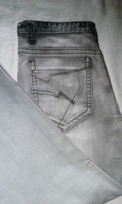 Джинсы Бело-серые. 48 размер