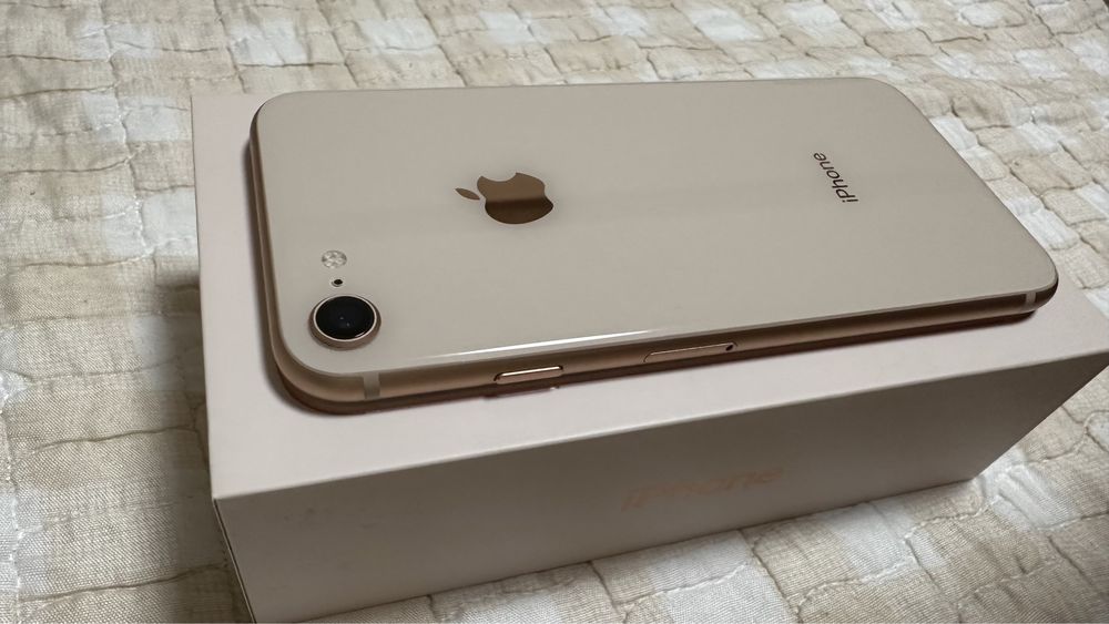 iPhone 8 gold  64 gb (в идеале)