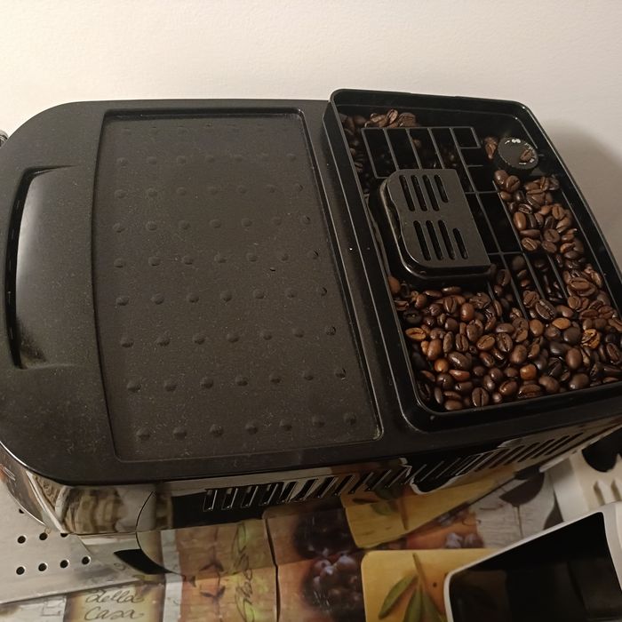 Vând aparat de cafea Delonghi Magnifica S