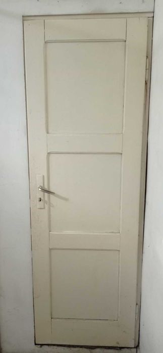 Продавам масивна врата за тоалетна