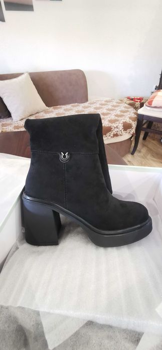 Женски ботуши нови