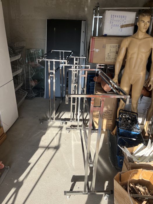 Vand diferite standuri,cuie,suporti ,panouri,pentru magazin!