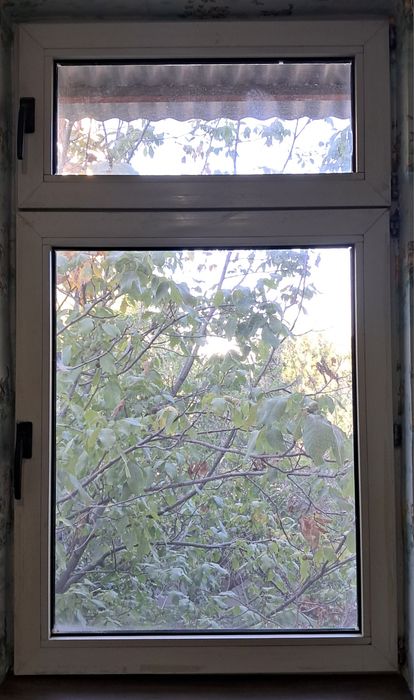 Продаю окно пластиковое б/у с сеткой