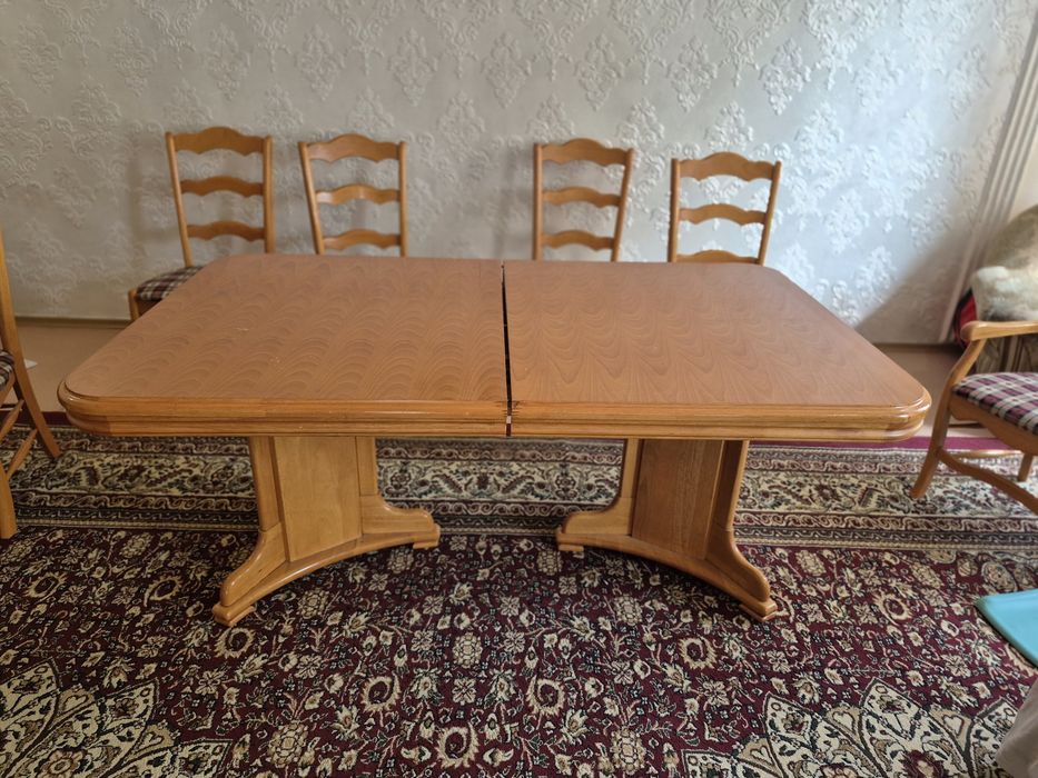 Продам стол со стулями в хорошем состояний !