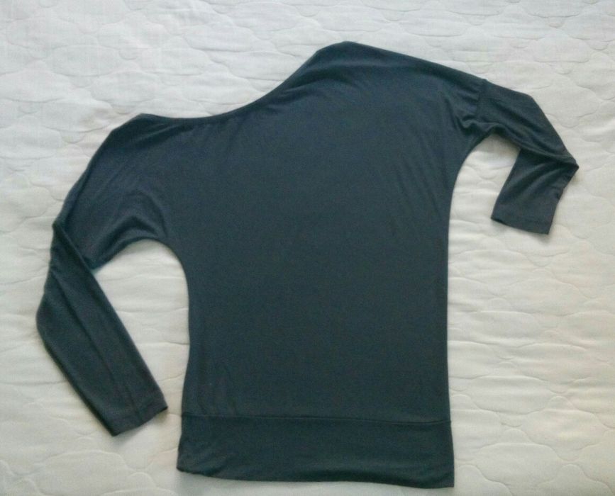 Асиметрични блузки с голо рамо