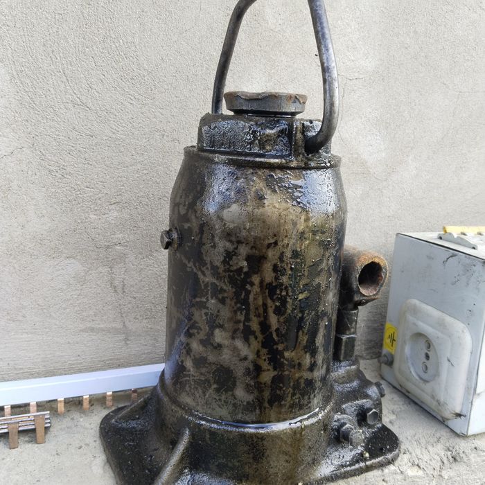 Продам домкрат СССР 25тонник.