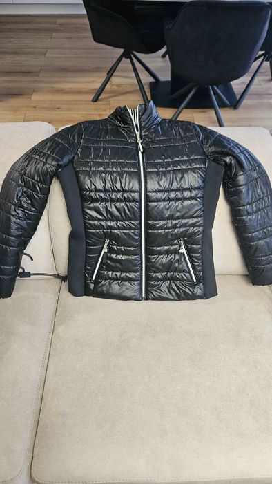 Geaca neagra potrivita la marimea M