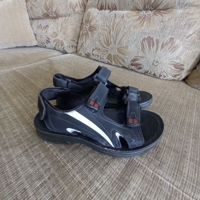 Продам детскую обувь