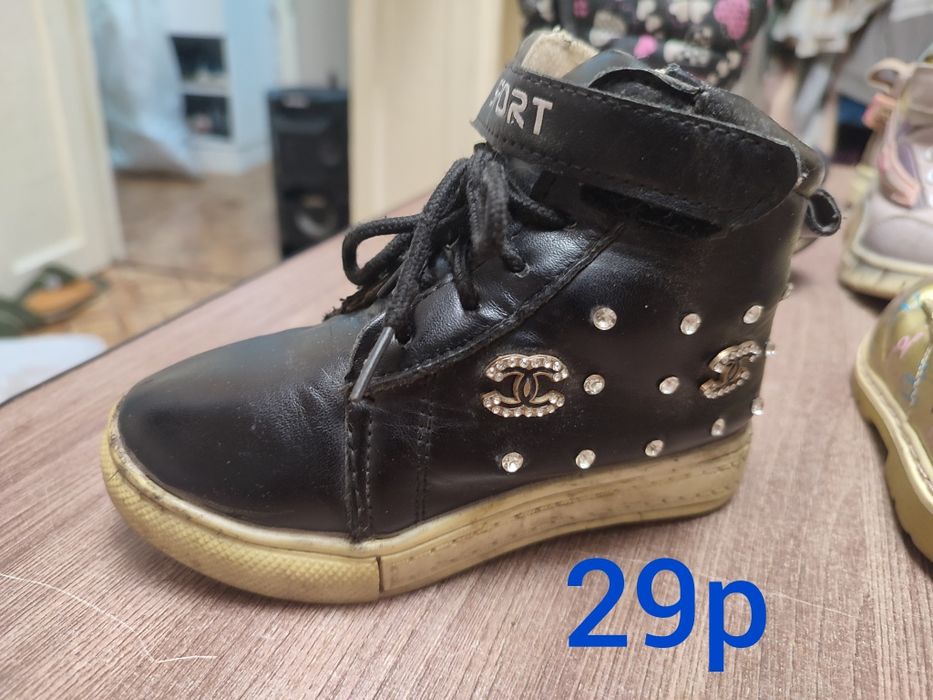 Продам зимнюю и осеннею обувь для девочки