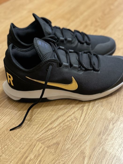 Nike маратонки черни със златно