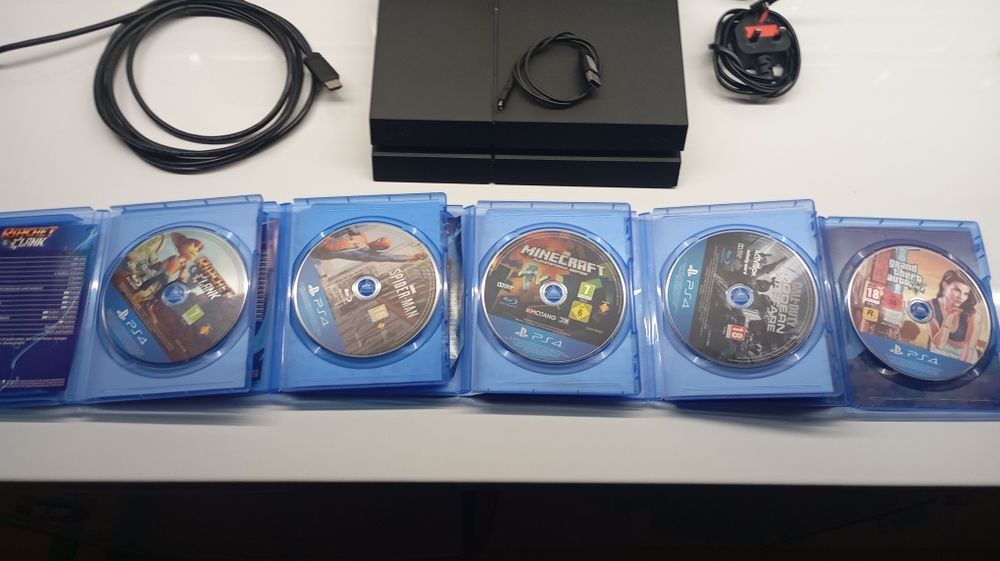 PS4 fat 1TB + 5 игри