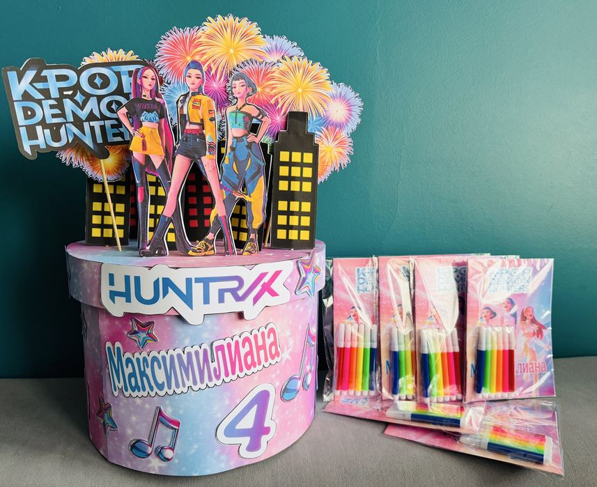 Картонена торта  с включени пликчета за подаръци Kpop Demon Hunters