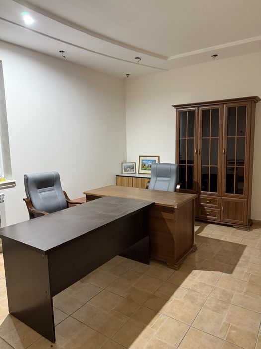 Продам офисни мебил и кресло с шкафим