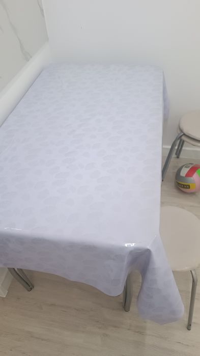 Куханный стол и стулья