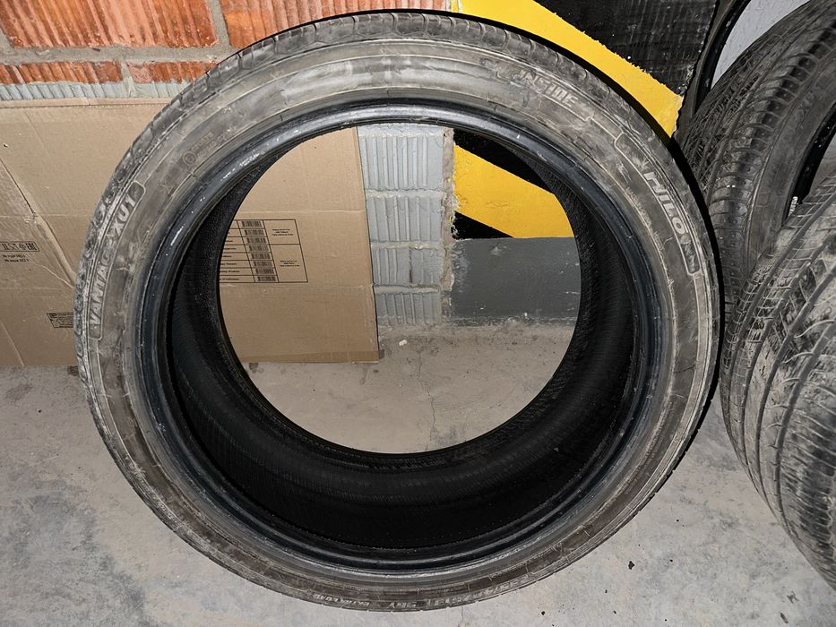 Шины летние 235/40/19