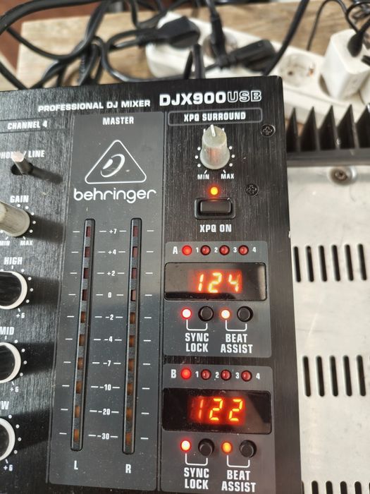DJ миксер Behringer DJX-900