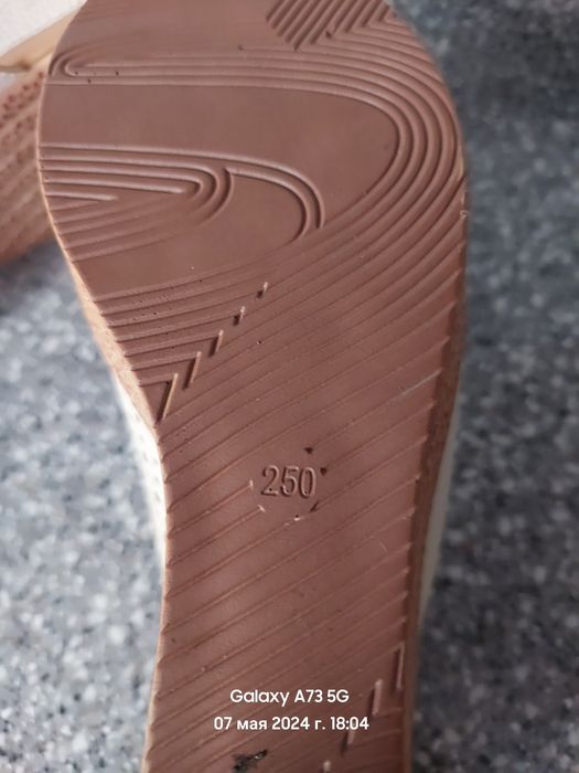 Босоножки новые продам