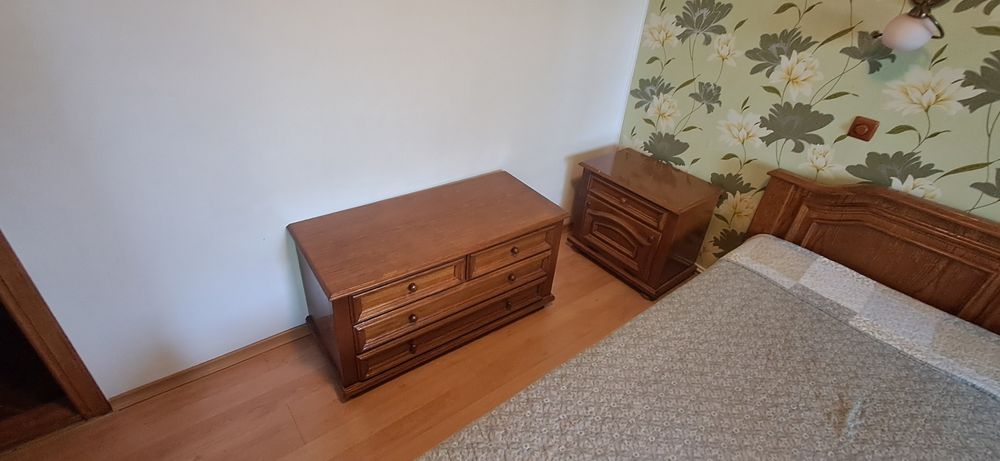Mobilier lemn masiv in condiții foarte bune.