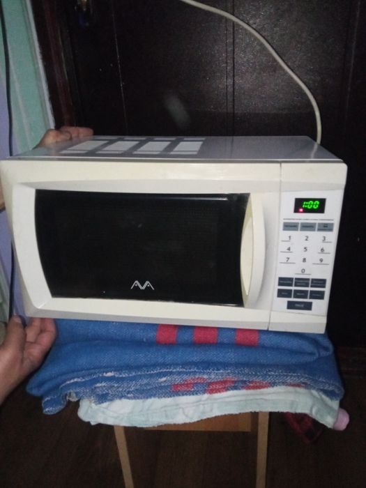 Продается микроволновая печь .