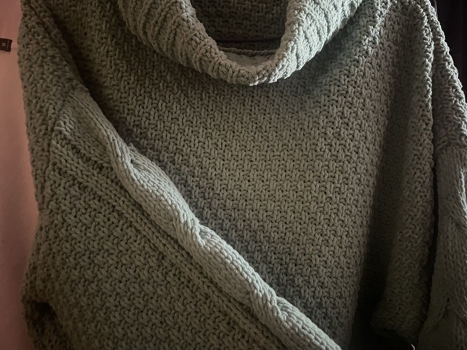 Свитер женский.