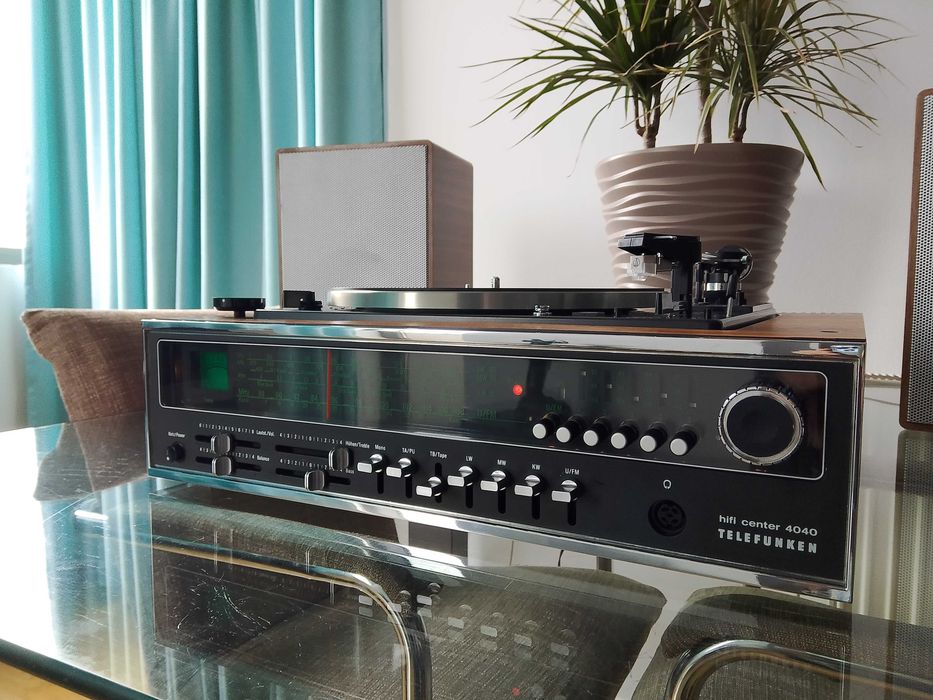 Telefunken 4040 HI-FI center cu pick-up PE 3046 , radio si amplificare 2 X 22 Wati 4 Ohmi si boxe Nordmende LB 400 complet revizuit